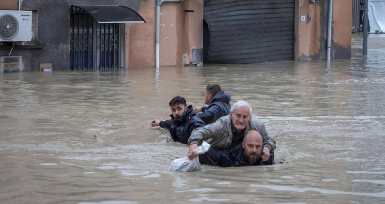 Moti i keq, alarmi i kuq vazhdon në Romagna të Italisë