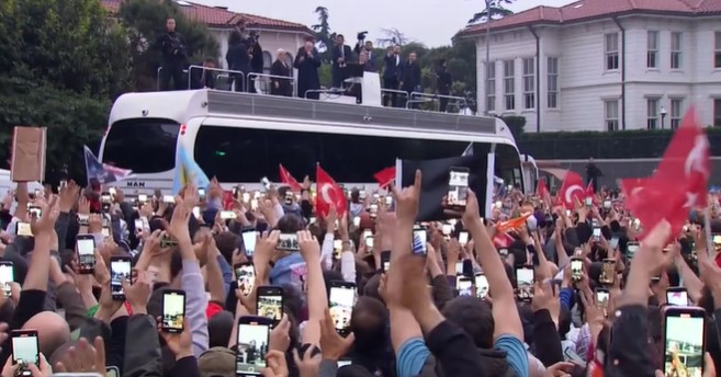 Erdogan këndon mbi autobus para mijëra mbështetësve (VIDEO)