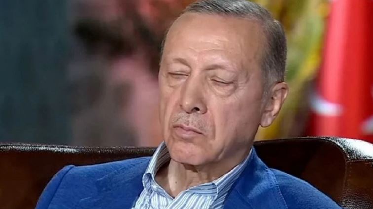 Erdoganin e zë gjumi gjatë intervistës, pamjet bëhen virale!