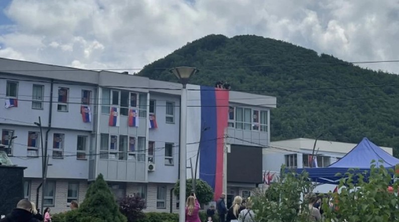 Serbët vendosin flamurin gjigant edhe në Zubin Potok