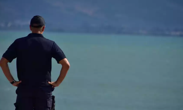 Skenë horror në plazh, pushuesit gjejnë pjesë trupi në bregun e detit