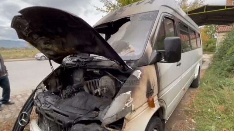 Ishte i parkuar në oborrin e banesës, digjet pas mesnate furgoni