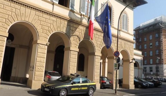 U fut me shpejtësi në rrugë dytësore, shqiptari i dyshimtë kapet me 20 kg kokainë në makinë