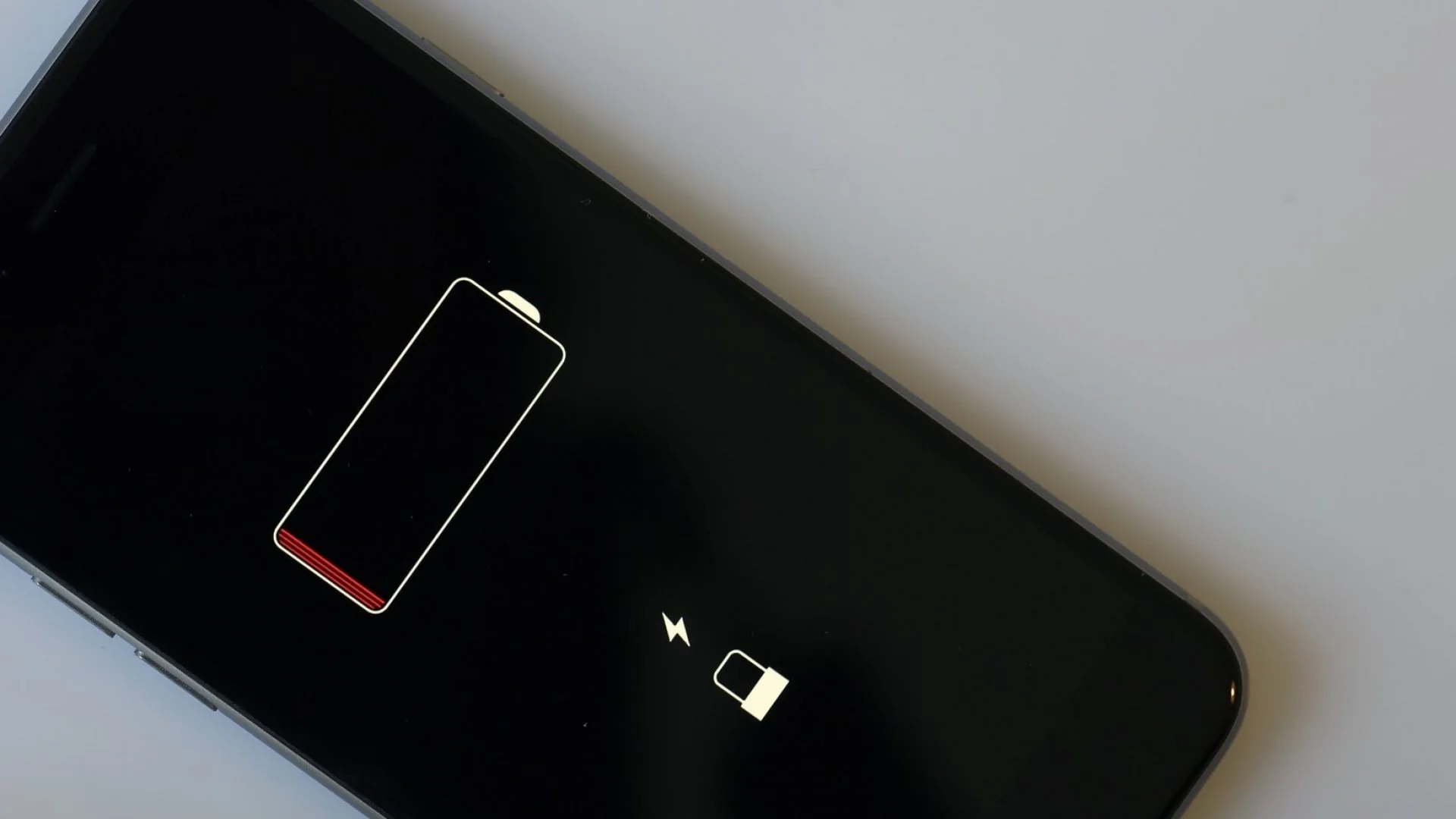 Bateria e iPhone-it tuaj bie shpejt? Apple ju sugjeron të fshini këtë aplikacion