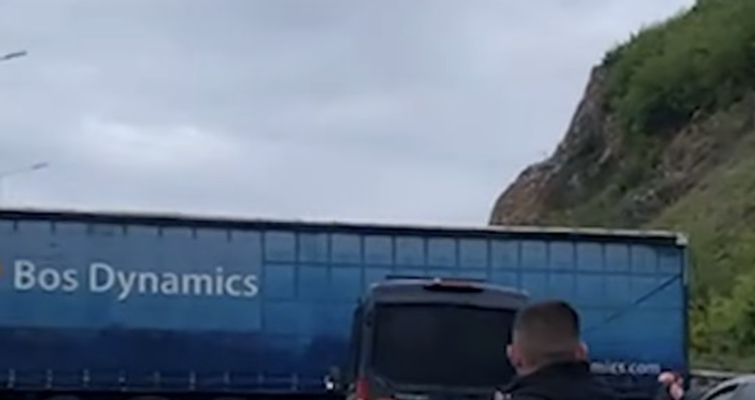 Kamioni del nga rruga, bllokohet qarkullimi