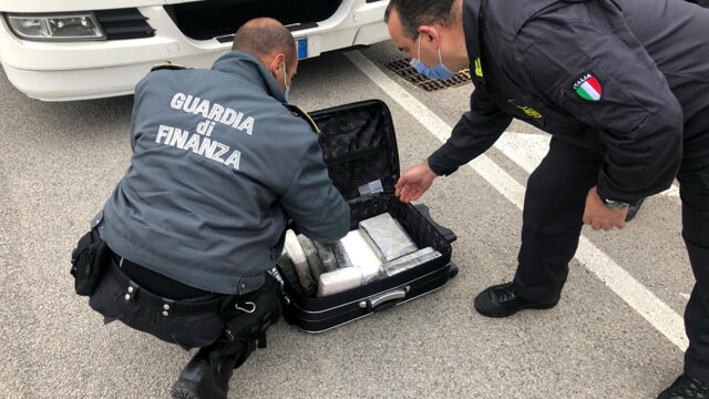 Po shkonte për pushime me fëmijët, shqiptarit i gjenden 11 kilogramë kokainë në valixhe