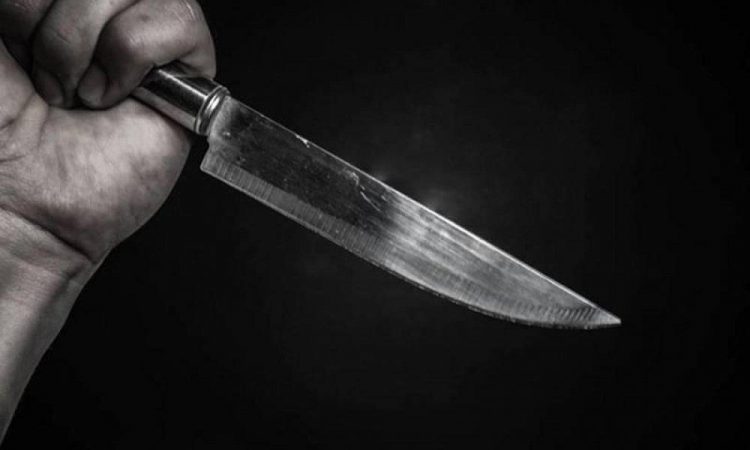 Burri tenton të godasë me thikë në bark bashkëshorten, 53-vjeçarja i shmanget dhe arrin të largohet nga banesa