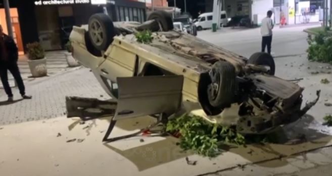 Lëvizte me shpejtësi dhe humbet kontrollin, makina kthehet përmbys në qendër të Vlorës
