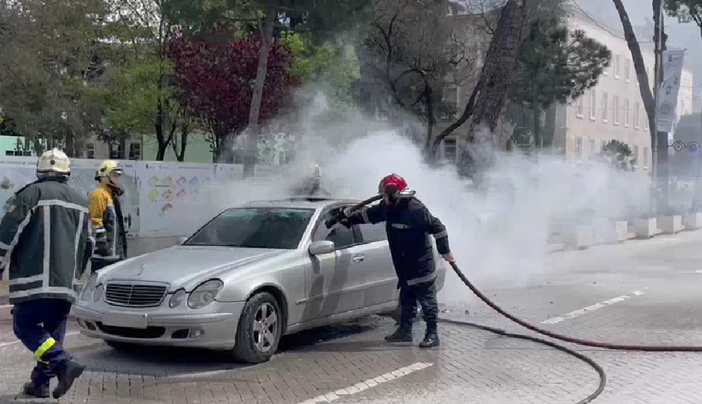 &#8220;Benz&#8221;-i shpërthen në flakë, ja dyshimet e para