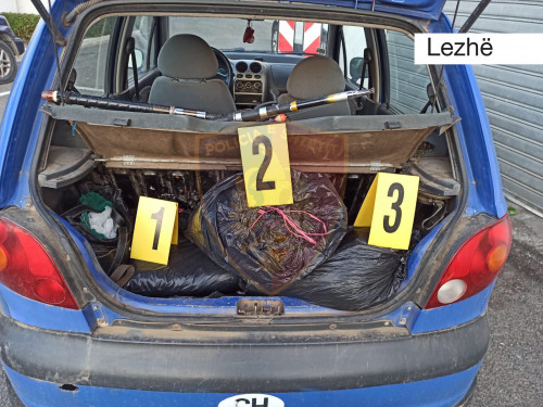 U kapën në Rrugën e Kombit duke tregtuar 11 kg drogë, arrestohen dy persona. Kanabisi do trafikohej drejt Malit të Zi