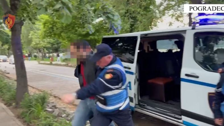 Tentoi të vriste me sëpatë fqinjin e tij, arrestohet 38-vjeçari