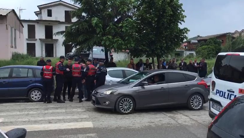Durrës, acarohet situata te “Neim Babameto”, forca të shumta policie në qendrën e votimit (VIDEO)