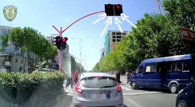 Hyri me semafor të kuq, Policia Rrugore i vendos gjobë 20 mijë lekë të rinj shoferit në Tiranë (VIDEO)