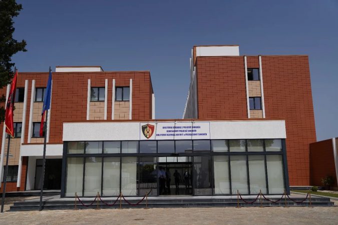 Theu masën e “Arrestit të shtëpisë”, 23-vjeçari arrestohet duke lëvizur me makinë