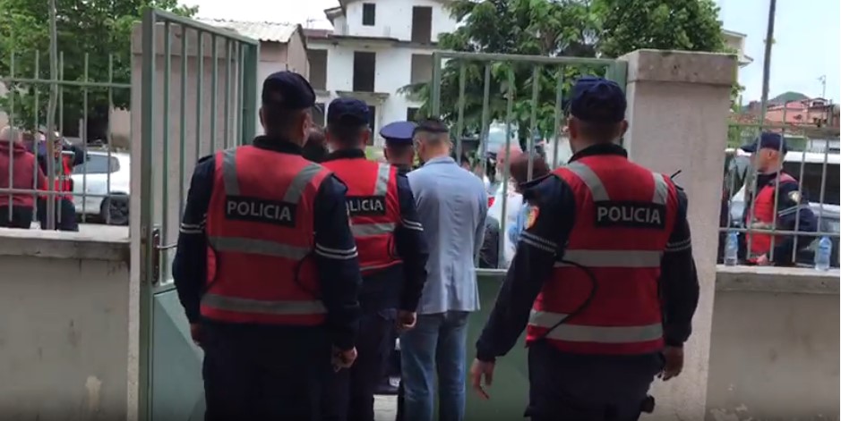 Përplasje me grushte në Durrës, një person dhunohet nga tre veta në korridorin e qendrës së votimit