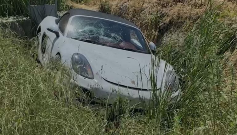 Shoferja me “Porsche” del nga rruga, plagosen rëndë 3 vajza të reja
