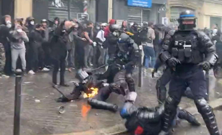 Protestat e dhunshme në Paris, policit i vihet flaka, kolegët vrapojnë ta ndihmojnë (VIDEO)