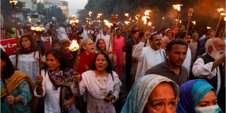 Punëtorët nëpër botë protestojnë për kushte më të mira pune