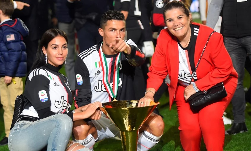 Mamaja e Cristiano Ronaldos reagon pas thashethemeve për ndarjen e çiftit: Debatojnë por…