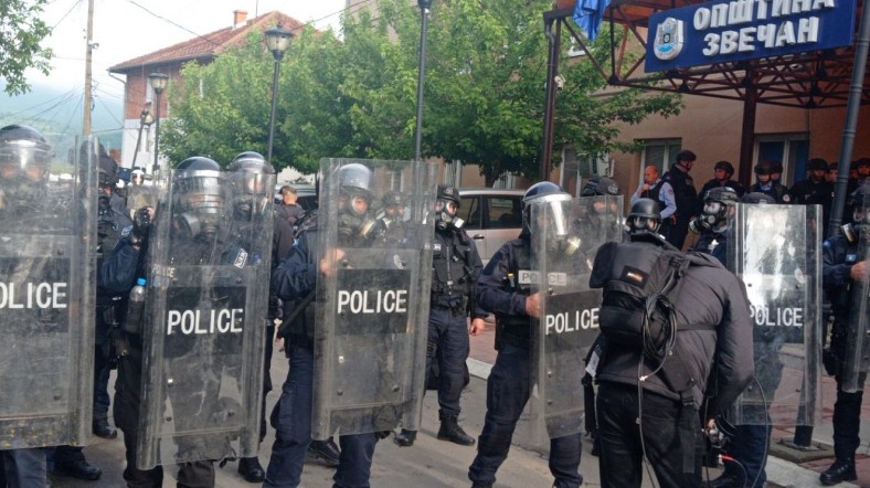 Serbët tentojnë të hyjnë me forcë në komunat në veri të Kosovës/ Policia: U detyruam të ndërhyjmë