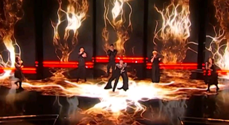 Shqipëria kualifikohet e para në “Eurovision 2023”! Albina dhe Familja Kelmendi ndezën skenën me ​“Duje”