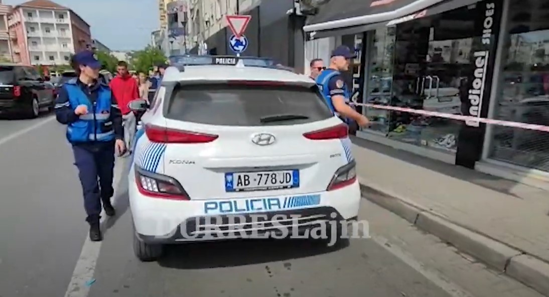 Bie një grua nga pallati në Durrës, pamje nga vendngjarja (VIDEO)