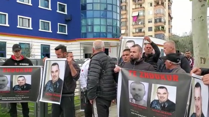 Asnjë gjurmë nga dy 46-vjeçarët/ Të afërmit e tyre protestë para Policisë së Shtetit, takim me Rrumbullakun