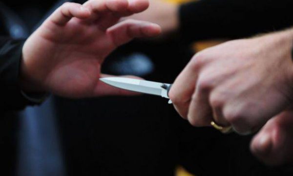 Plagoset me thikë pronari i minimarketit në Durrës për motive konkurrence