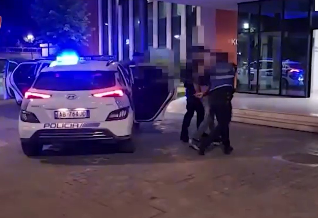 Hajdutët me doreza të kuqe/ Vodhën dy herë florinj dhe 10 milionë lekë në banesën e një personi, arrestohen autorët