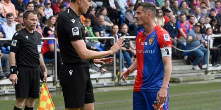 Goditi me kokë kundërshtarin, Federata e Futbollit të Zvicrës ndëshkon rëndë Xhakën