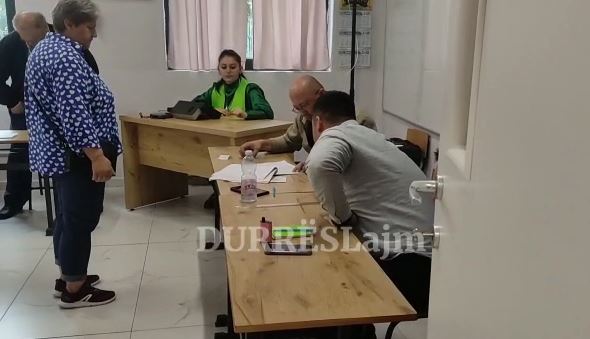 Nis qetësisht procesi i votimit në Durrës, ja sa votues ka për herë të parë (VIDEO)