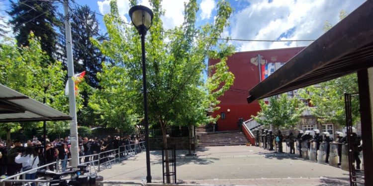 Tensione që nga 26 maji, sulmohet ekipi i gazetarëve në Zveçan