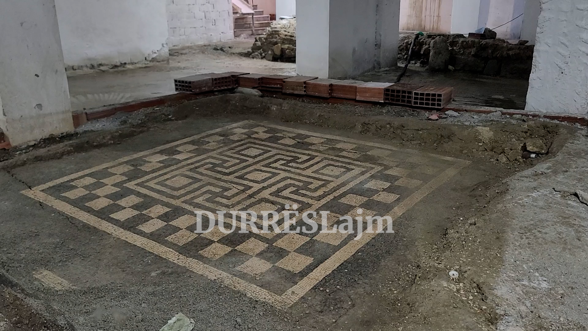 Riforcimi i pallatit në Durrës rinxorri në dritë mozaikun e Meandrit, por ky është rreziku që i kanoset sërish (VIDEO)