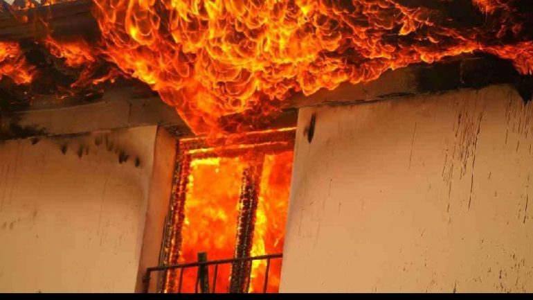 Shpërthen bombola e gazit/ Shkrumbohet banesa, shpëtojnë nënë e bir