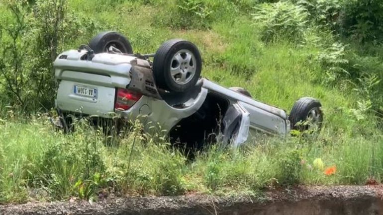 Makina del nga rruga dhe përmbyset, shpëtojnë mrekullisht dy persona