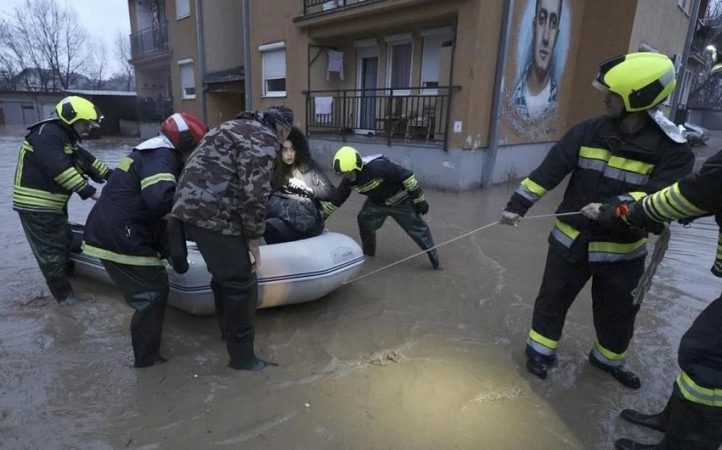 Gjendje e jashtëzakonshme në 26 qytete të Serbisë për shkak të reshjeve të dendura të shiut