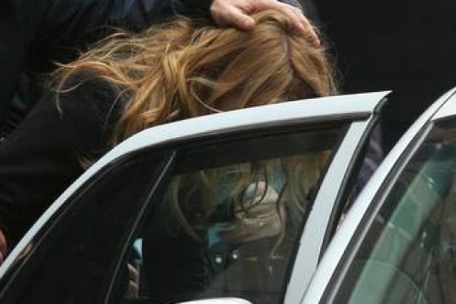 I mori një shtetasi 10 mijë euro duke i thënë se do ta çonte në Kanada, arrestohet 31-vjeçarja