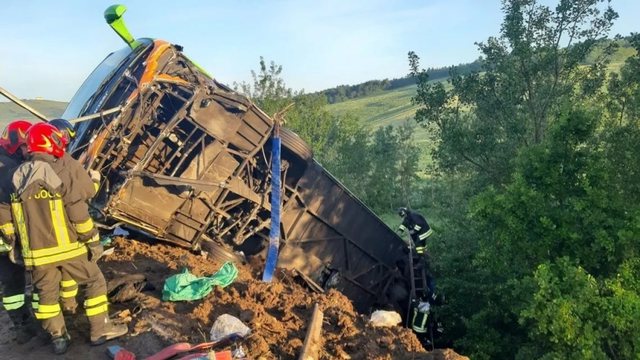 Aksident i shumëfishtë në Itali, autobusi me 38 pasagjerë del nga rruga, raportohet për të vdekur