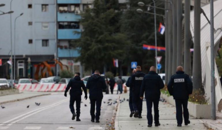 Sulmi ndaj 9 gazetarëve dhe makinës zyrtare në Leposaviç, policia e Kosovës jep detajet