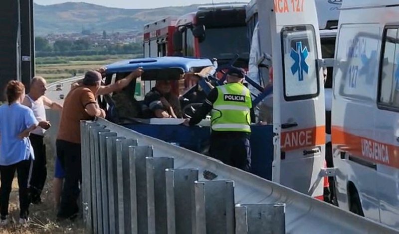 Aksident i rëndë, makina përplaset me kamionin