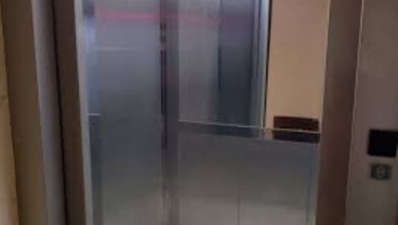 Defekt në ashensorin e pallatit, një person bllokohet brenda