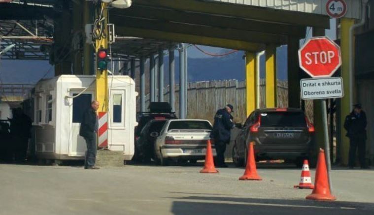 Tensionet në Veri, bllokohen rrugët në drejtim të tre pikave kufitare me Serbinë