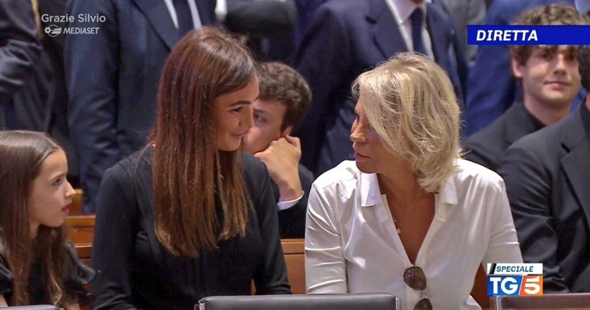 Arsyeja e veçantë se përse Maria De Filippi u vesh me të bardha në funeralin e Berlusconi-t