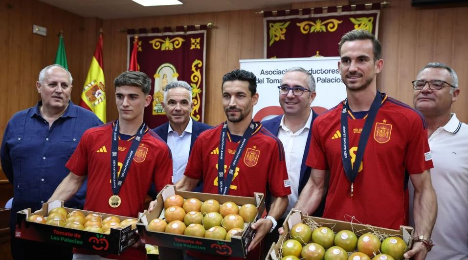 Ekipi spanjoll u shpall kampion në Ligën e Kombeve, futbollistët shpërblehen me 214 kg domate