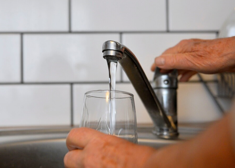 Dyshohet se u helmuan nga uji, mbi 50 persona në Bulqizë përfundojnë në spital