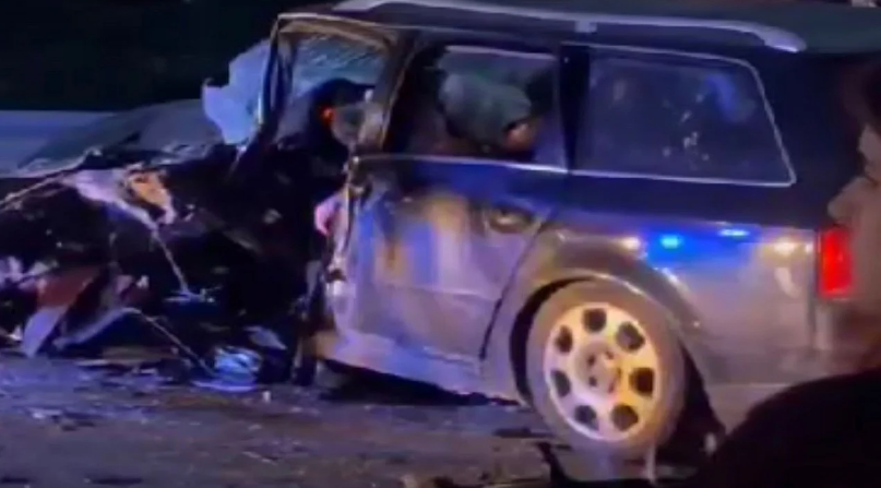 Aksident në rrugën e Kombit, raportohet për disa të plagosur, 2 persona ende të bllokuar në makinë