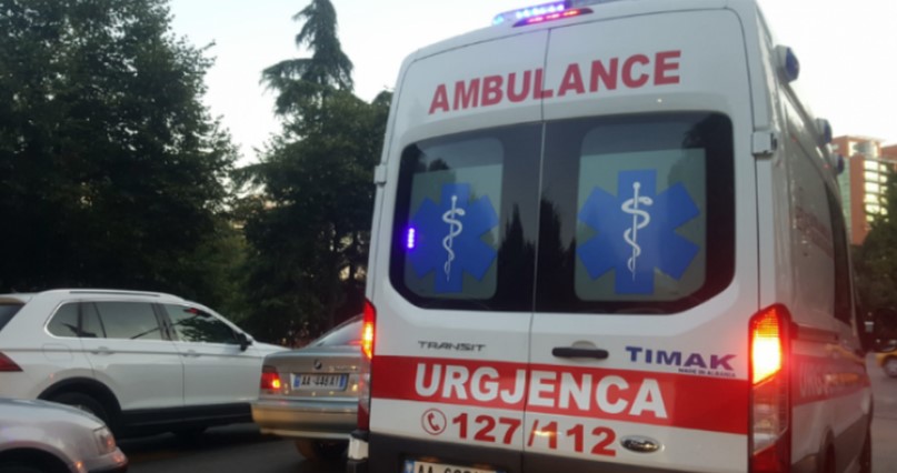 I zë poshtë ashensori që ishin duke montuar, dy puntorët nisen me urgjencë drejt Traumës