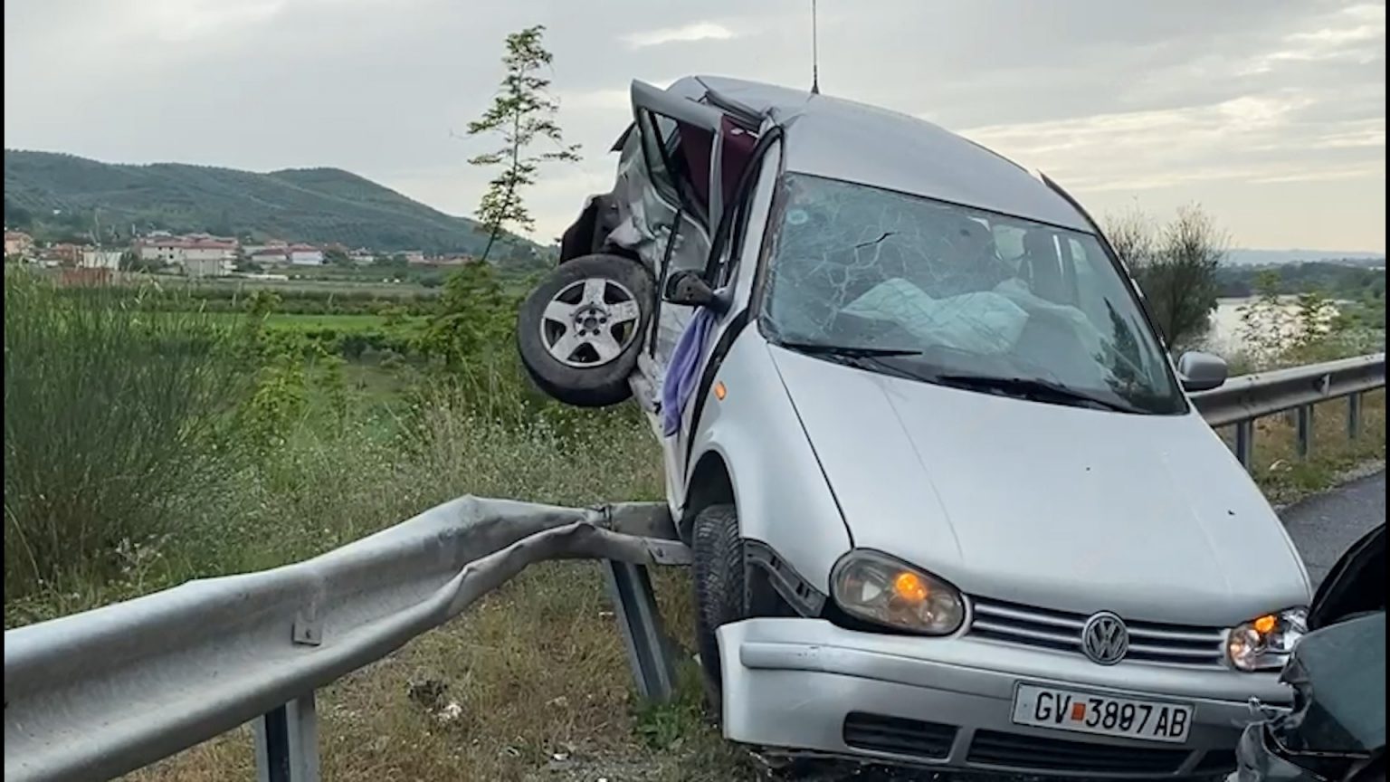 Detajet nga aksidenti tragjik! E ëma udhëtonte së bashku me vajzat, 8-vjeçarja nuk ia doli, makina përfundoi mbi barrierat e rrugës
