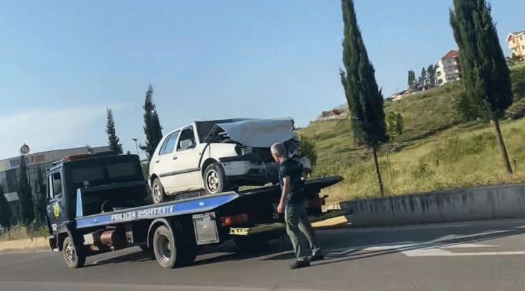 Aksident i trefishtë, plagoset një person