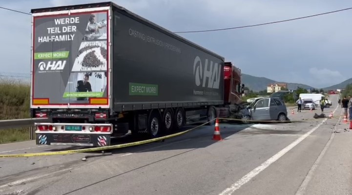 Aksident i rëndë, trajleri përplas një makinë, humb jetën punonjësi i policisë (EMRI)